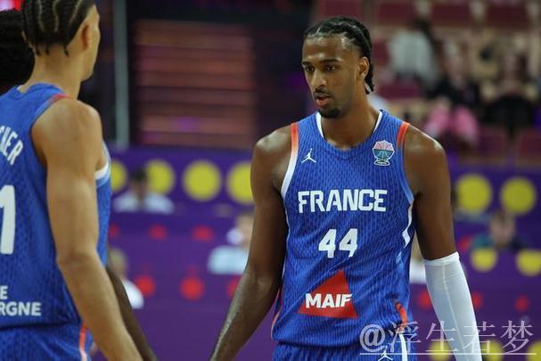 里萨表现平稳，全场贡献10分3篮板2助攻2抢断，命中率9投5中